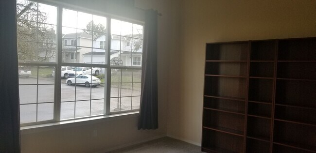 Building Photo - BETHANY CREST 3 BDRM, 2BTH