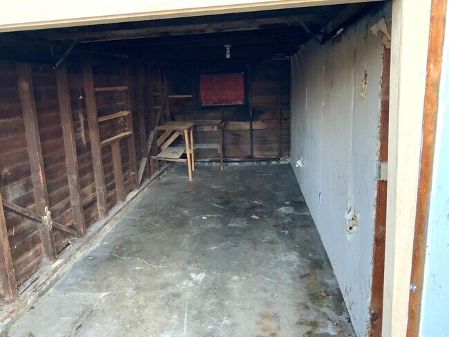 Building Photo - 1 Bedroom Duplex in Midtown Near the Whit