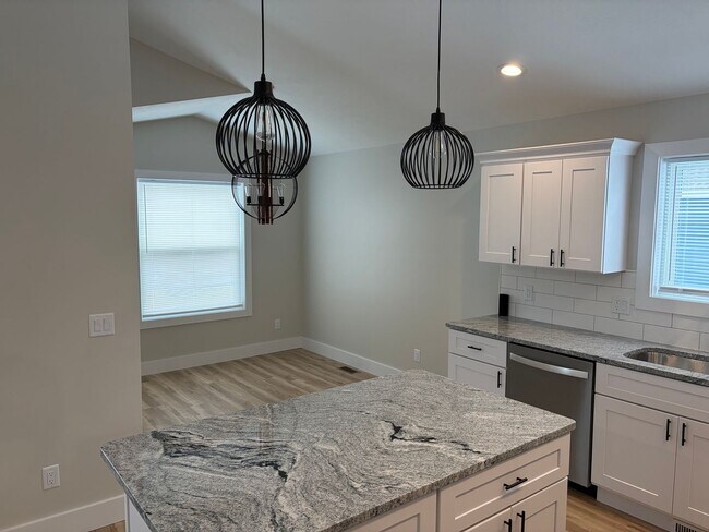 Foto del edificio - NEWLY BUILT CHARMING 3 BEDROOM HOME NEAR TOWN