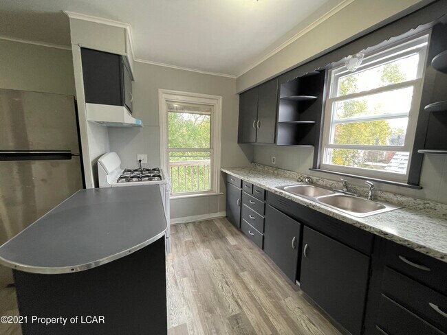 Building Photo - 366 S River St