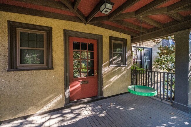 Building Photo - 164 Tappan St