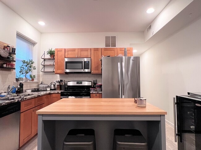 Building Photo - 1627 Wallace St