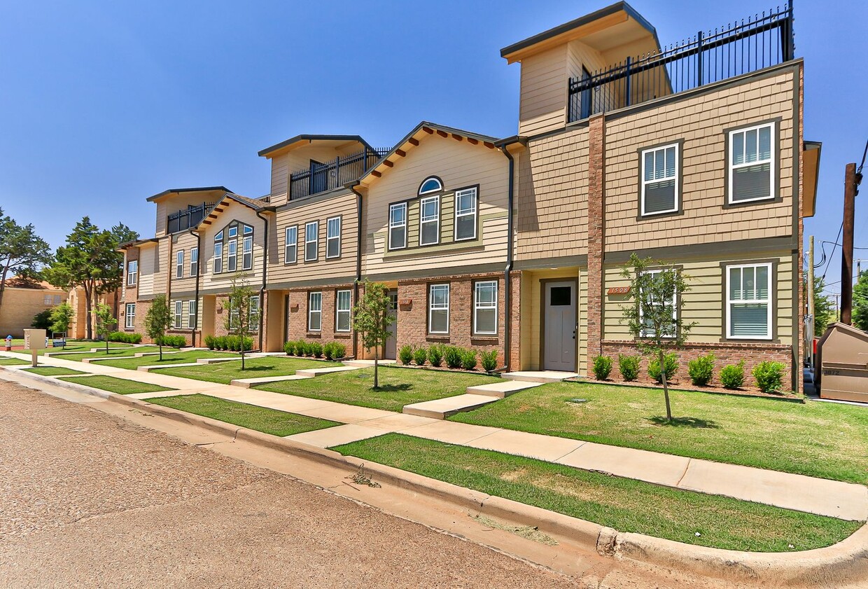 Primary Photo - 2 Story Townhome With Top Level Deck!