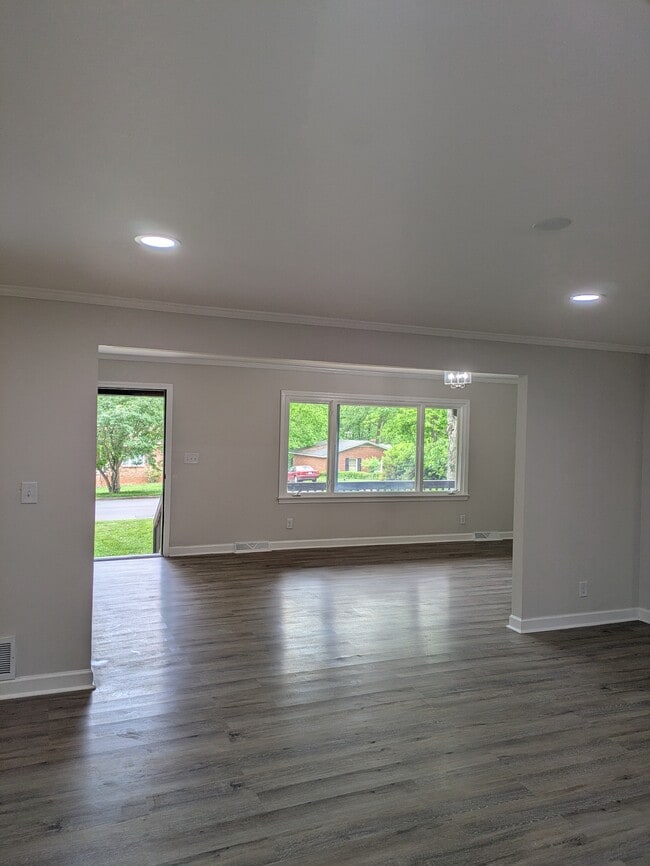 Building Photo - 1002 Hemlock Dr
