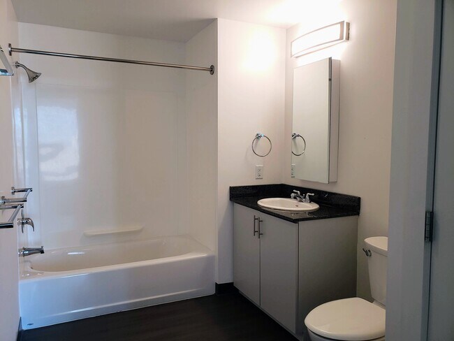 Full Bath - 1400 Mission St