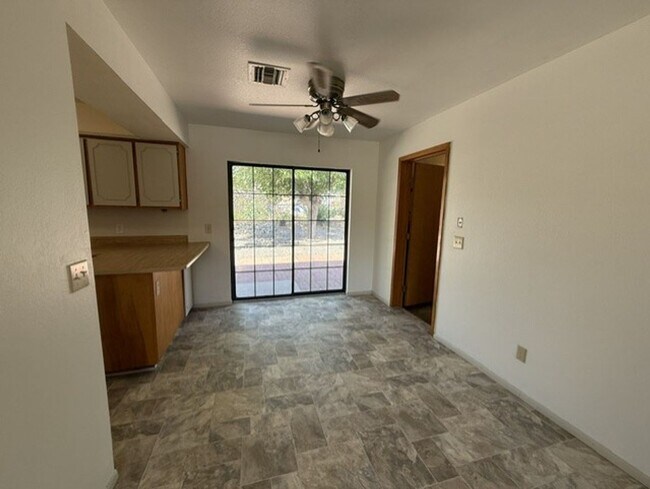 Foto del edificio - 2 Bedroom 1 Bath Contact Property Pros Property Management