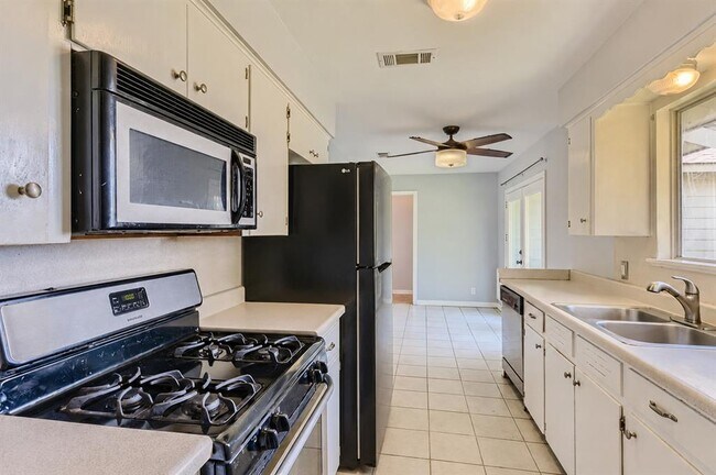 Building Photo - 6803 Esther Dr