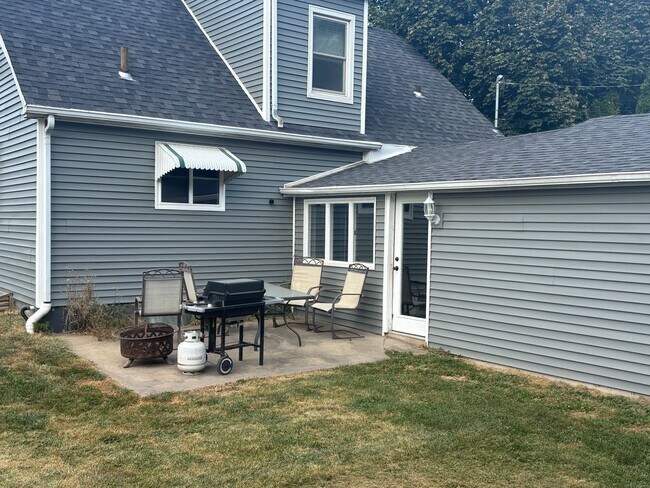 Building Photo - RENT REDUCED for 2025-2026!!! Beautiful 6 bedroom, 2 bath house just south of downtown Iowa City