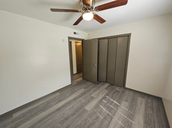 Building Photo - Parkwood Apartments
