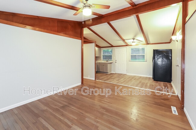 Building Photo - 5602 N Woodland Ave