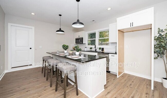 Foto del edificio - 617 Orange Heights Loop Rd