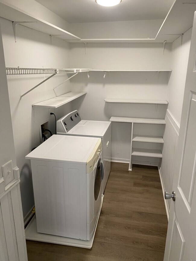 Building Photo - 3 bedroom / 2.5 bath Townhome – Spacious T...