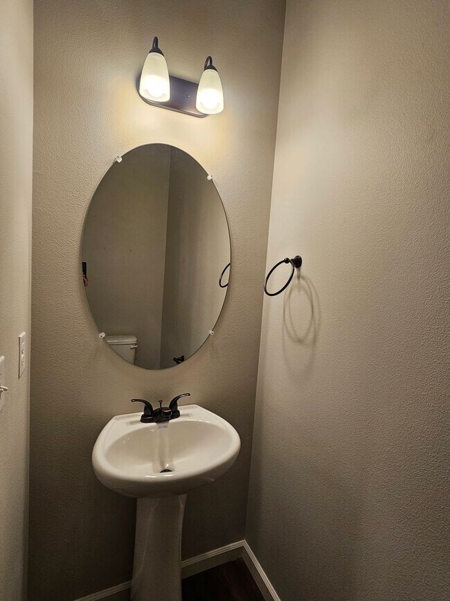 Building Photo - Newer Gorgeous 3 bedroom 2.5 bathroom 2 ca...