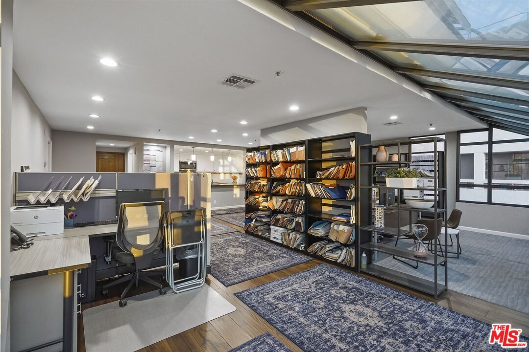 Foto principal - 880 W 1st St
