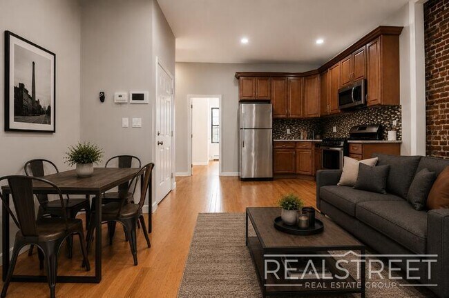 Foto del edificio - Renovated 3 BR with W/D! in Bed Stuy Townhouse