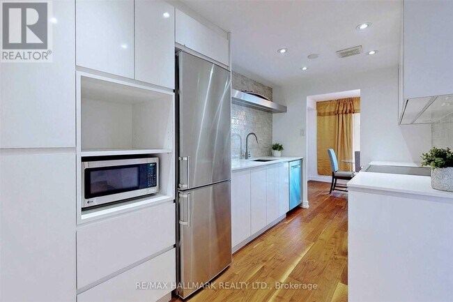 Building Photo - 350-350 Seneca Hill Dr
