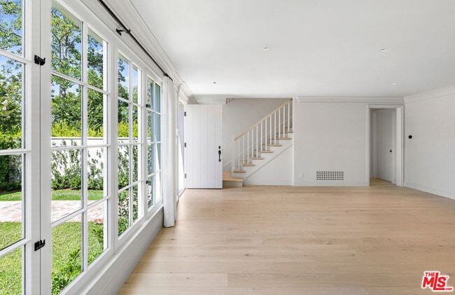 Building Photo - 152 S Camden Dr