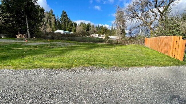 Building Photo - Country Living Home On Over Half An Acre! ...