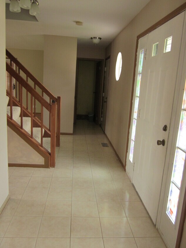 9 Larkspur Ln, Streamwood, IL 60107 House Rental in Streamwood, IL