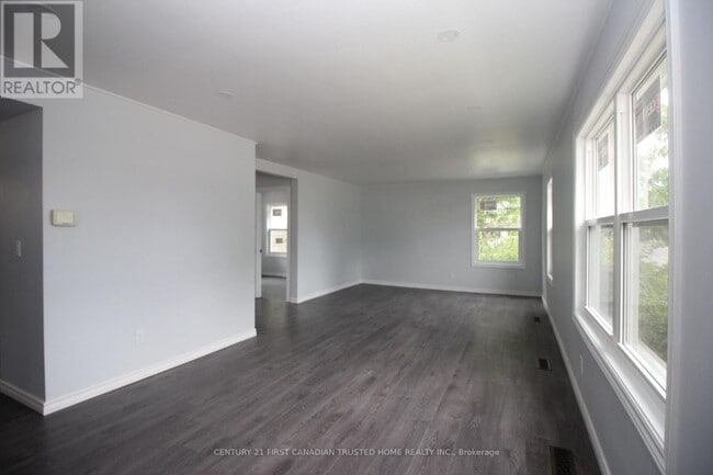 Building Photo - 633 Confederation St