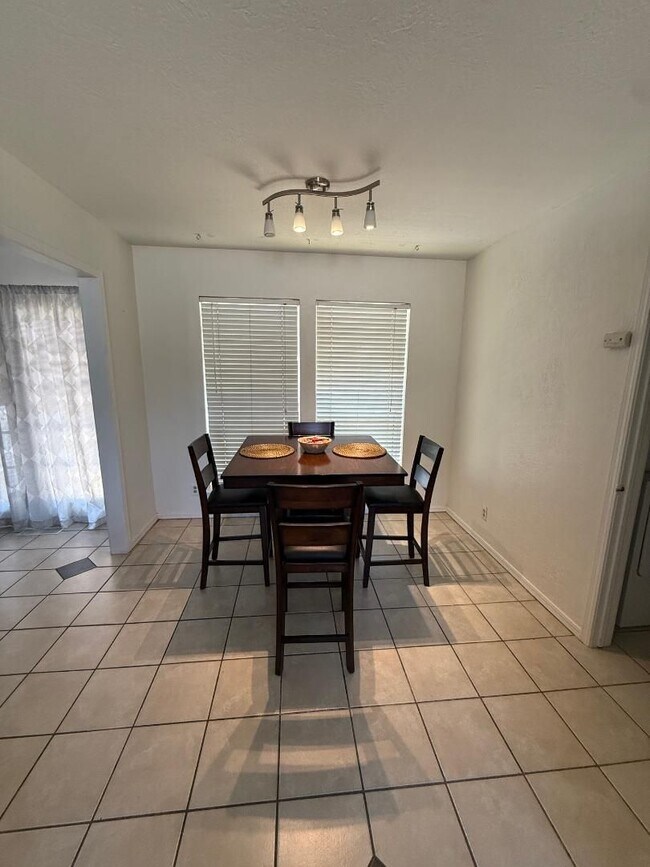Building Photo - 3 Bed 2 Bath Home For Lease August 1!