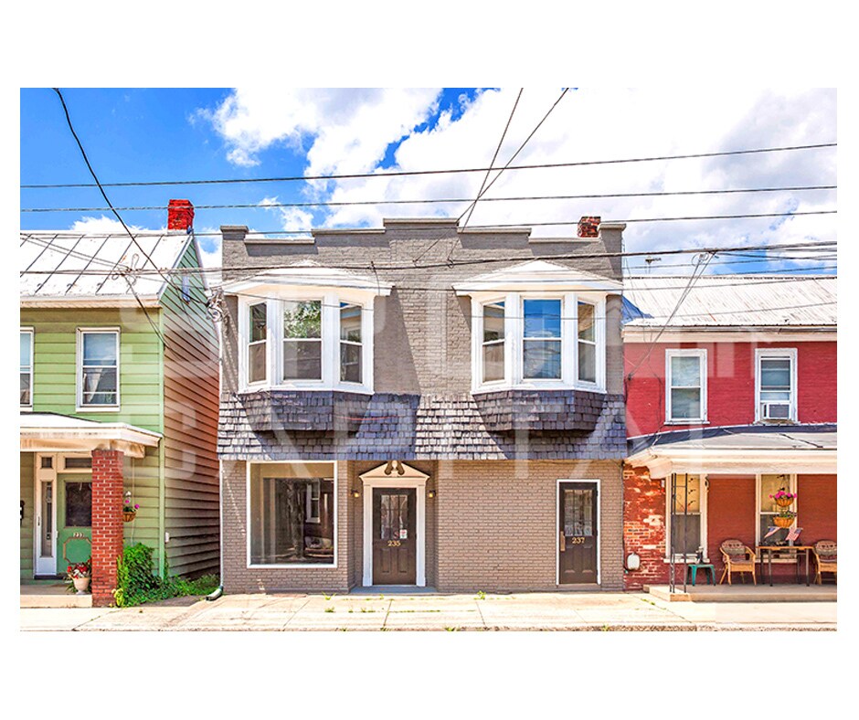 Foto principal - 235-237 E King St