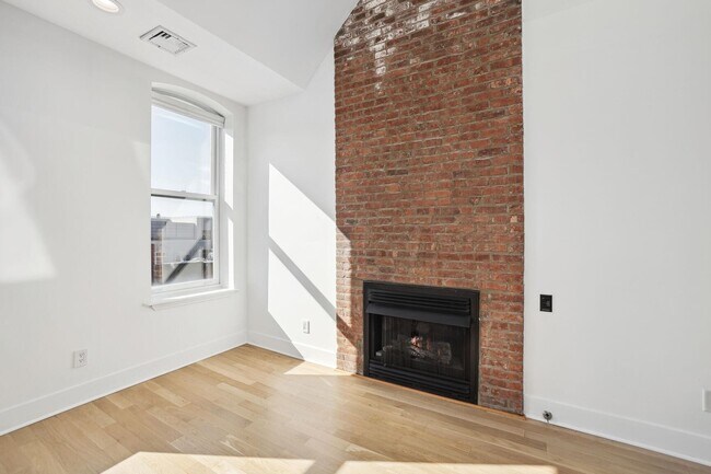 Building Photo - 128 Bright St