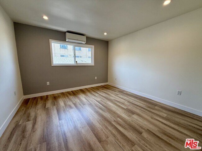 Foto del edificio - 6350 Willoughby Ave