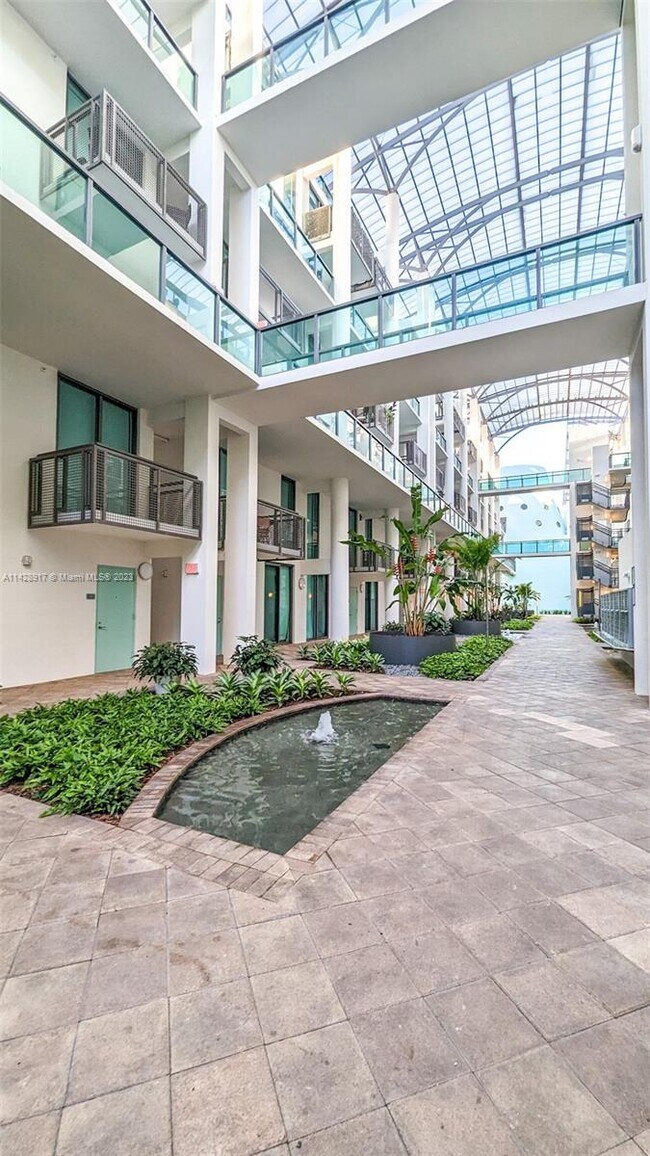 Foto del edificio - 6000 Collins Ave