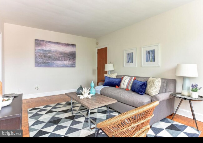 Foto del edificio - 4491 MacArthur Blvd NW