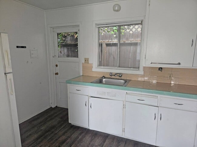 Foto del edificio - 1150 E San Joaquin Ave