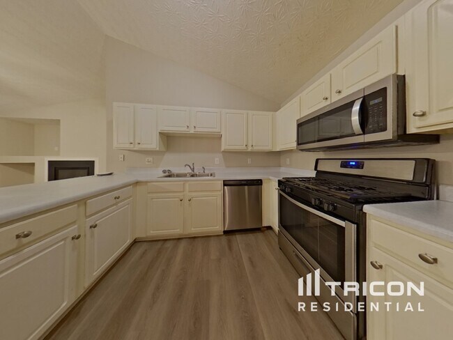Foto del edificio - 239 Silver Ridge Dr