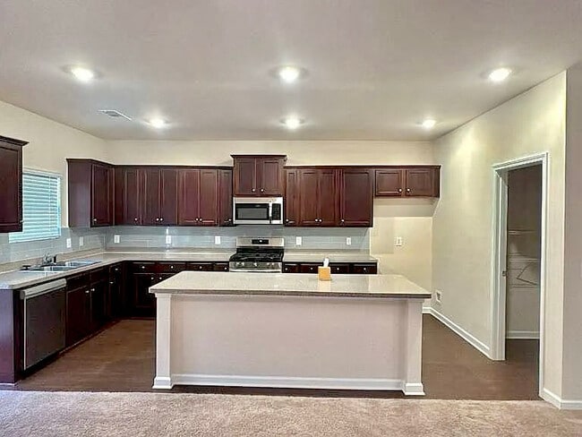 Building Photo - 105 Berry Dr