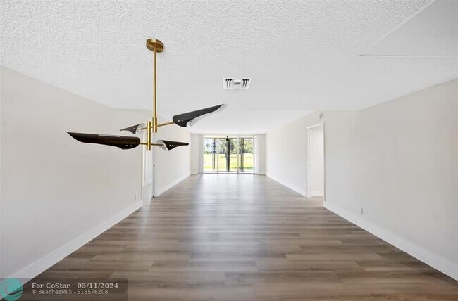 Foto del edificio - 3700 Oaks Clubhouse Dr