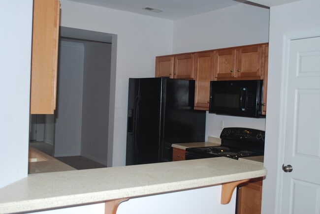 Building Photo - -- AVAILABLE SOON!  SPACIOUS 3 BED 2.5 BAT...