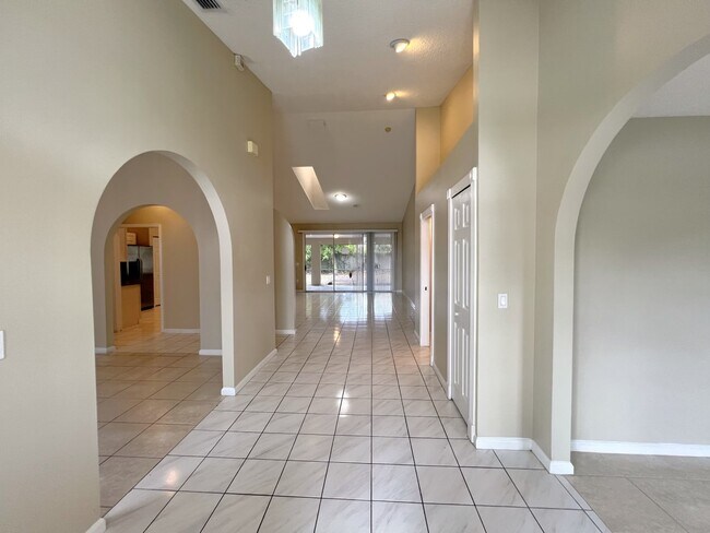 Building Photo - 116 Queens Ln