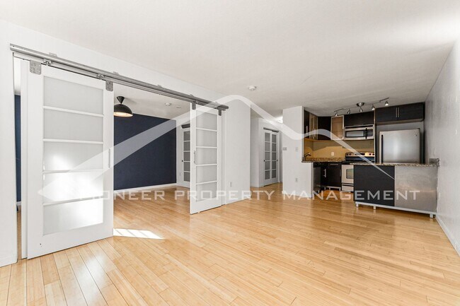 Foto del edificio - Updated Condo with Central AC and Assigned...