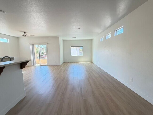 Foto del edificio - Brand new luxury Vinyl flooring! move-in r...