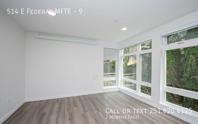 Building Photo - Move into this stylish apartment with roof...