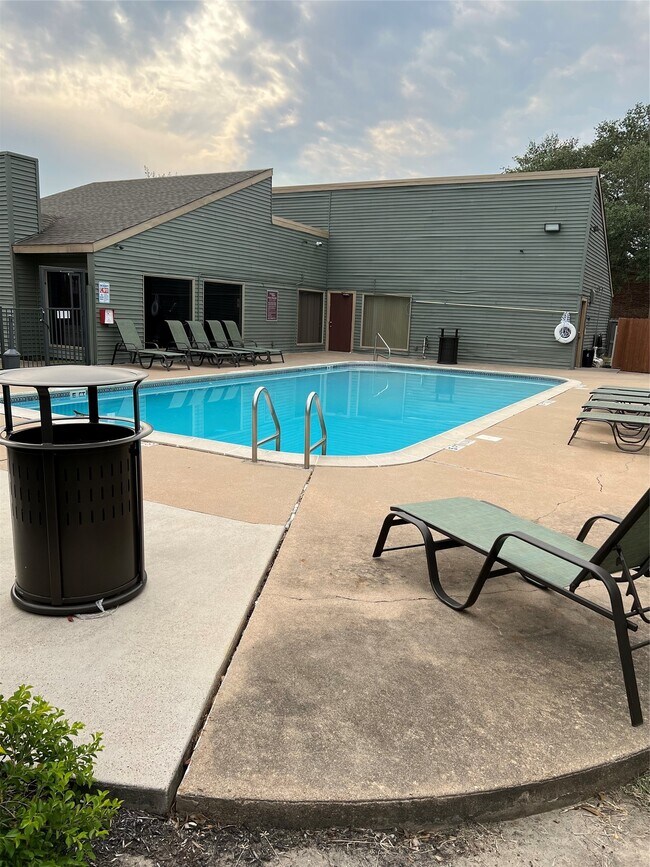 Building Photo - 1900 Bay Area Blvd