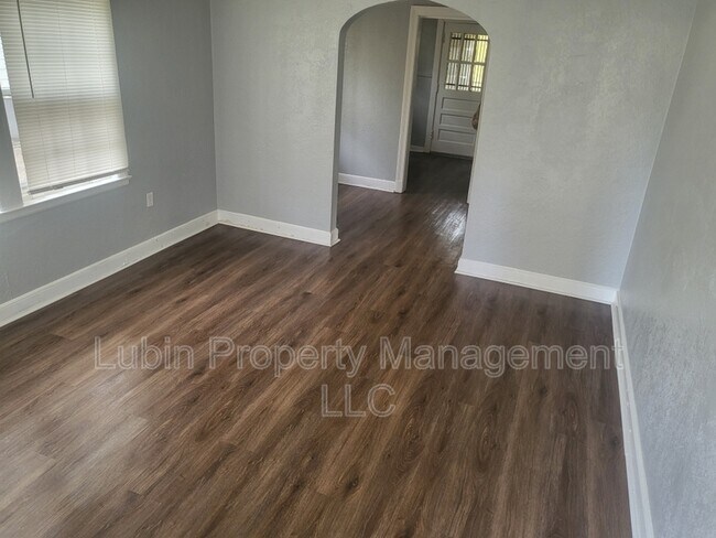 Building Photo - 856 Birch St