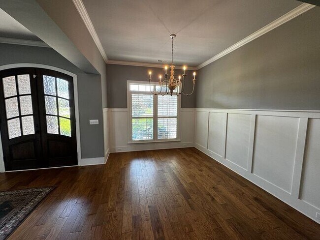 Building Photo - Spacious and luxurious with bonus room
