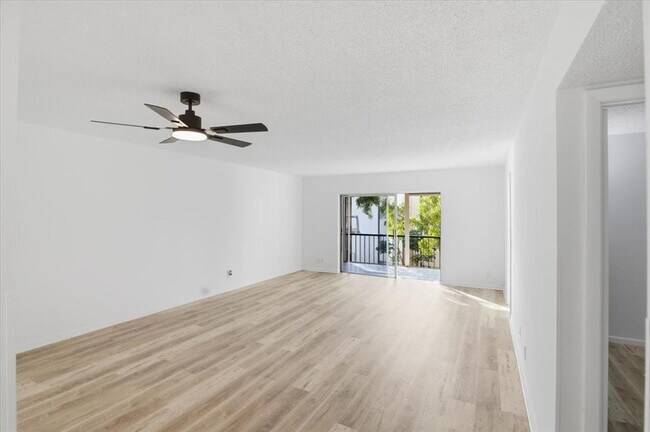 Foto del edificio - 6101 N Falls Circle Dr