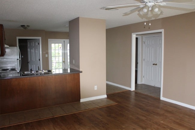 Building Photo - 2533 Hilltop Dr