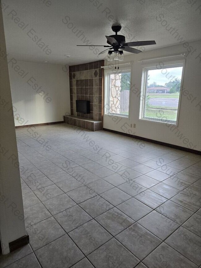 Building Photo - Spacious 3-bedroom 2 bath home- Freshly pa...