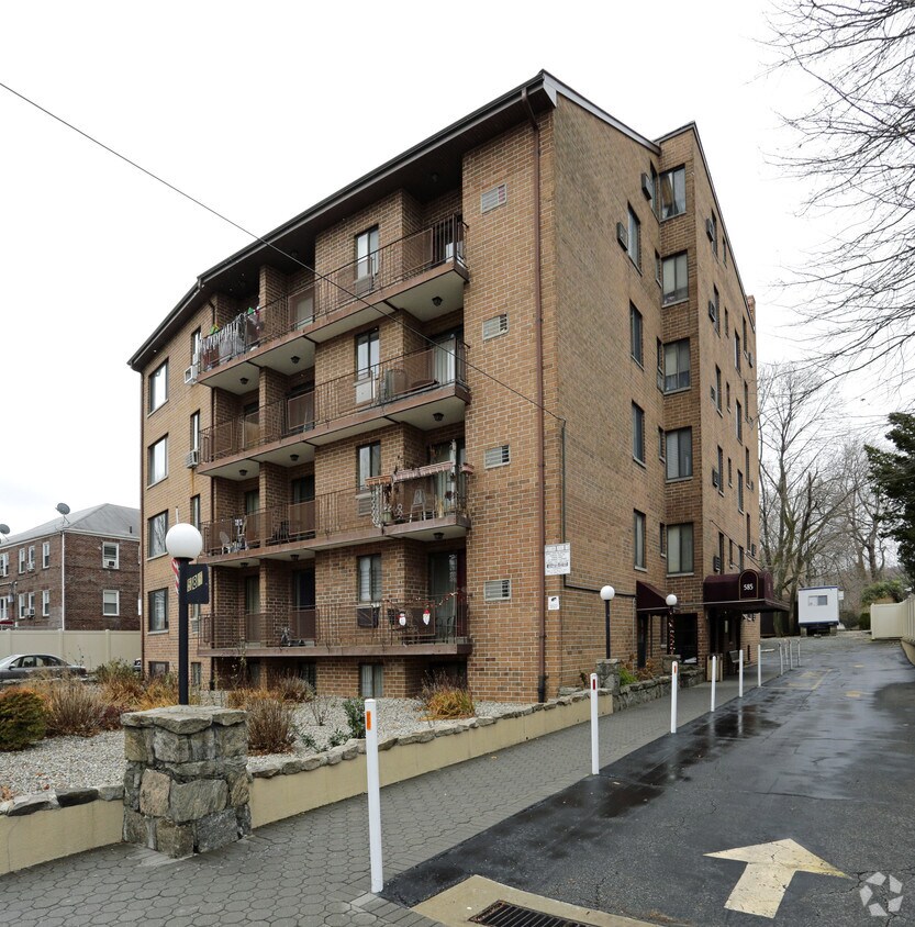 Building Photo - 585 N Railroad Ave