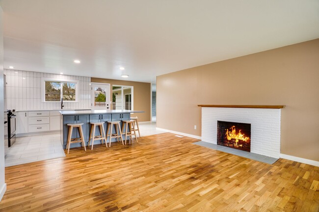 Foto del edificio - Updated Kitchen w/Private Fenced Backyard