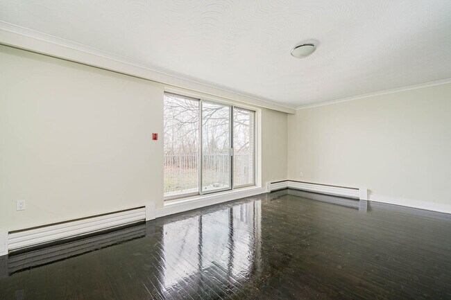 Photo du bâtiment - Beautifully Renovated 3 Bedroom Waterfront Building