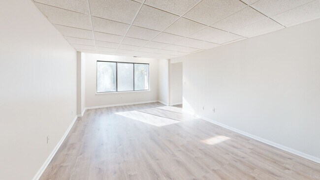 Foto del edificio - 1 Bedroom Condo with Laundry and Off-Street Parking