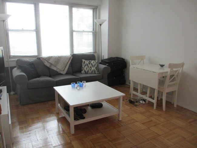 Foto del edificio - 301 E 22nd St